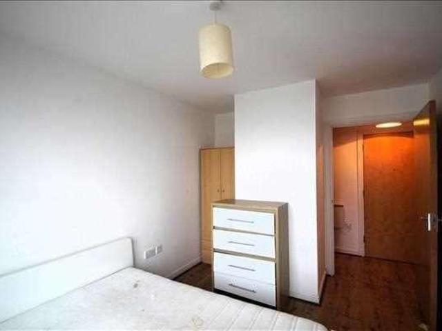 Flat for sale in London Borough of Hounslow, Feltham