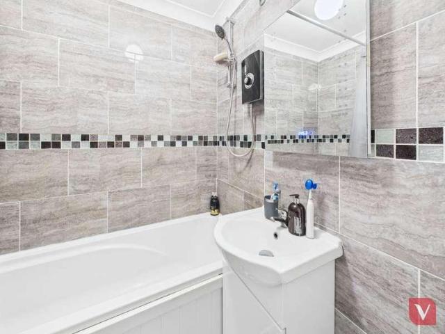 Flat for sale in Spring Park, Luton