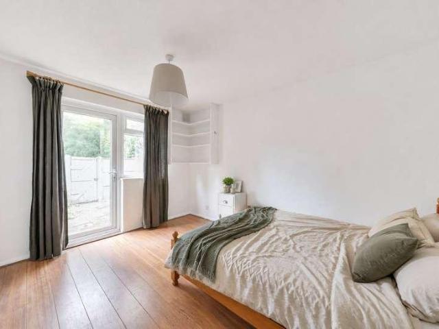 Flat for sale in Southfields, Greater London