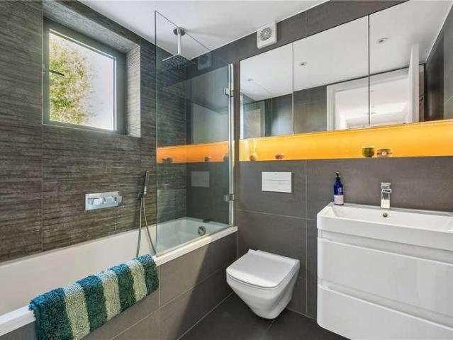 Flat for sale in London Borough of Hackney, Greater London