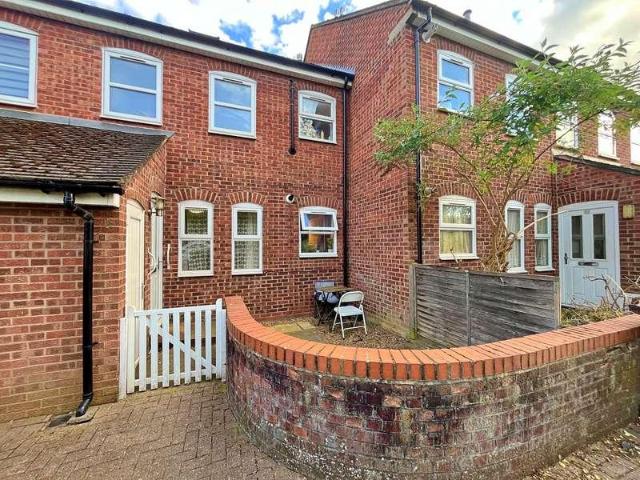 Flat for sale in Wealdstone, Greater London