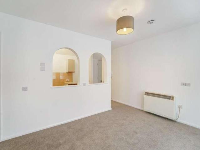 Flat for sale in Epsom, Surrey