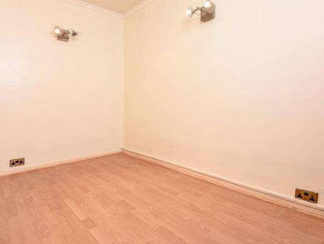 Flat for sale in North Sheen, Greater London