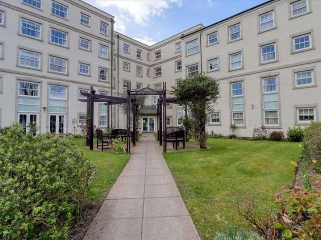 Flat for sale in Dale Hill, Essex