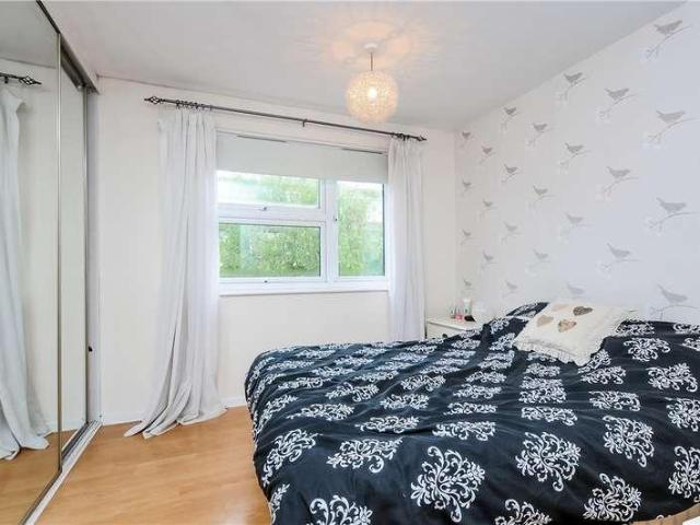 Flat for sale in Balham, Greater London