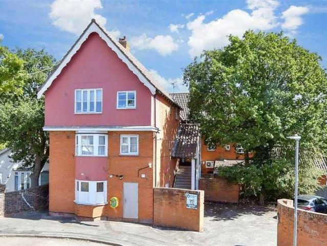 Flat for sale in Noak Hill, Noak Bridge