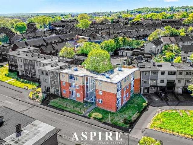 Flat for sale in Vange, Essex