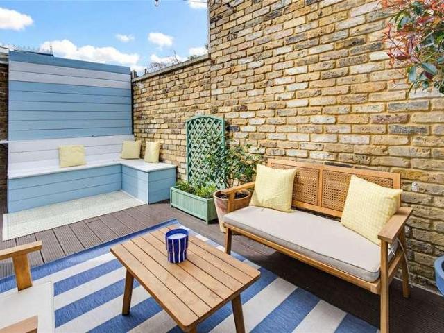 Flat for sale in Balham, Greater London