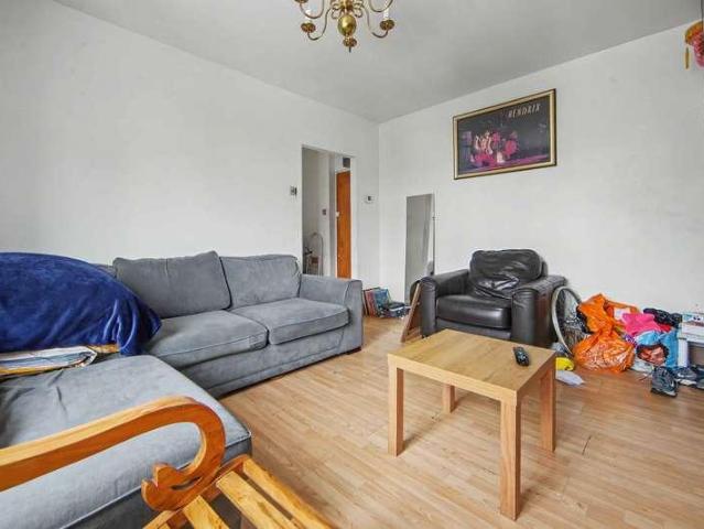 Flat for sale in Seven Kings, Greater London