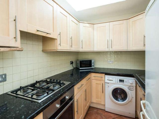 Flat for sale in North Sheen, Greater London