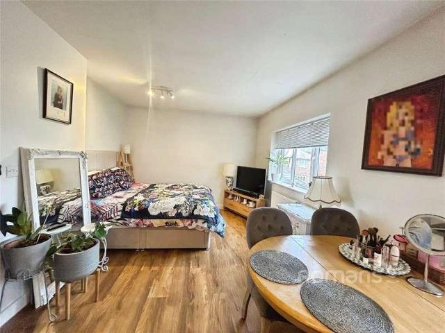 Flat for sale in Farnborough, Hampshire