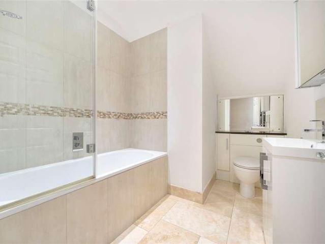 Flat for sale in Norbiton, Greater London