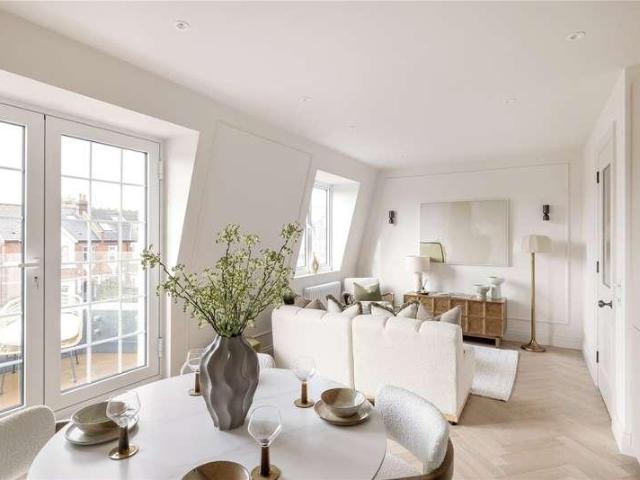 Flat for sale in London Borough of Ealing, Greater London