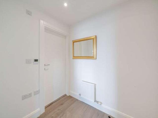 Flat for sale in Wallington, Greater London