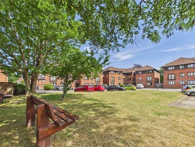 Flat for sale in Heol-las, Surrey