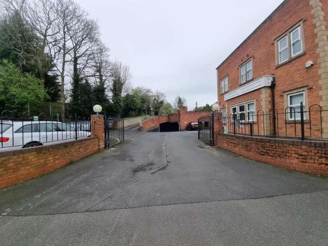 Flat for sale in Solihull, Ulverley Green