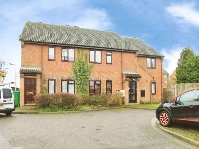 Flat for sale in Yeading, Greater London