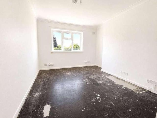 Flat for sale in Kings Hill, Colliers End