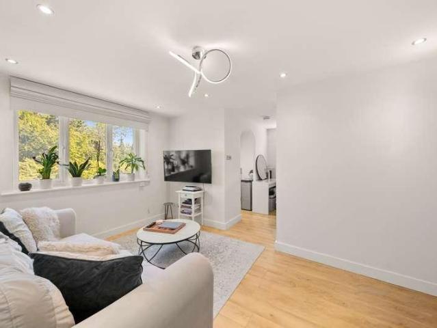 Flat for sale in London Borough of Ealing, Greater London