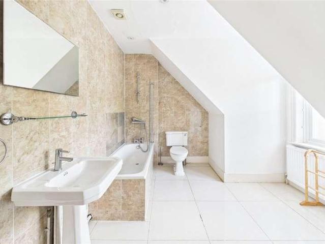 Flat for sale in Tulse Hill, Greater London