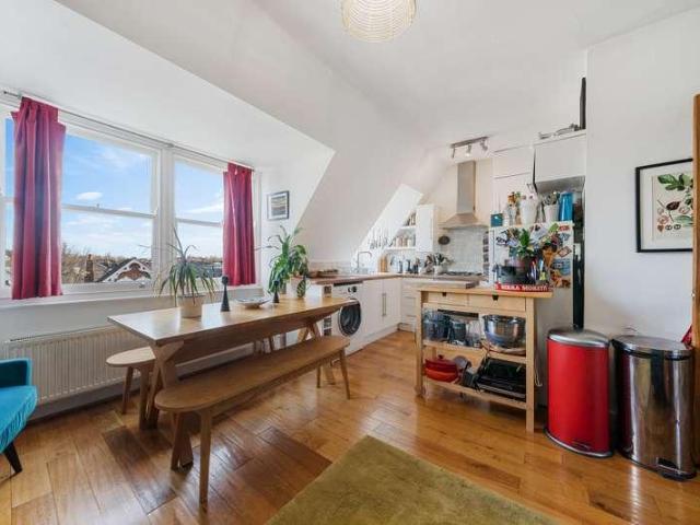 Flat for sale in Stroud Green, Greater London