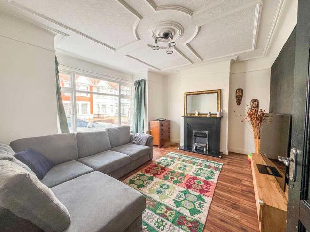 Flat for sale in Southchurch, Alton Barnes