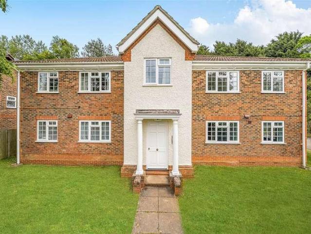 Flat for sale in Finchampstead