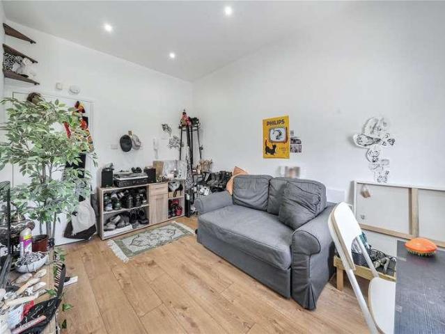 Flat for sale in Streatham Hill, Greater London