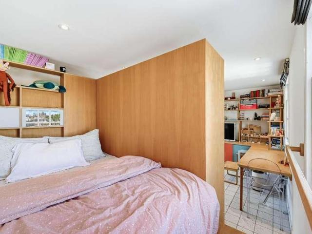 Flat for sale in Oval, Greater London