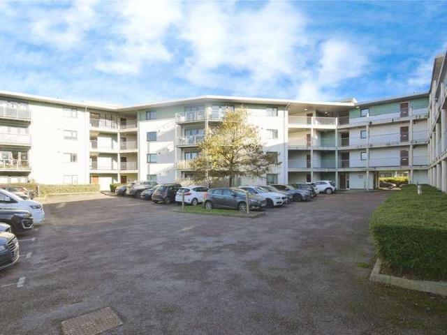 Flat for sale in Navestock Side, Essex
