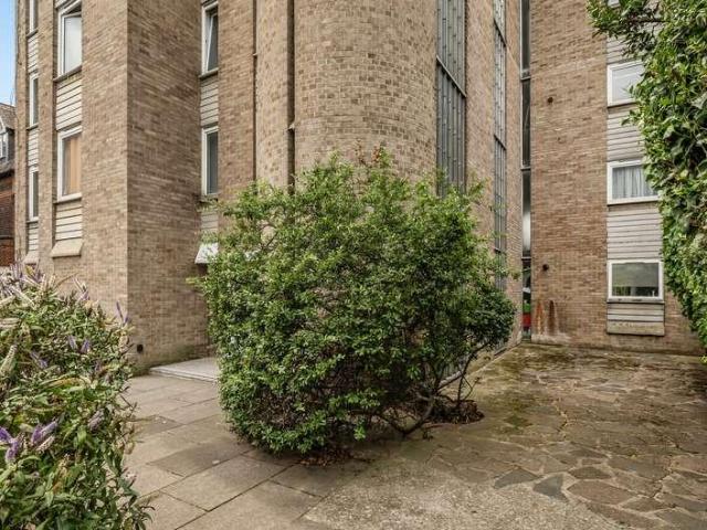 Flat for sale in Maryland, Greater London