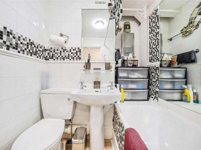 Flat for sale in London Borough of Lewisham, Forest Hill