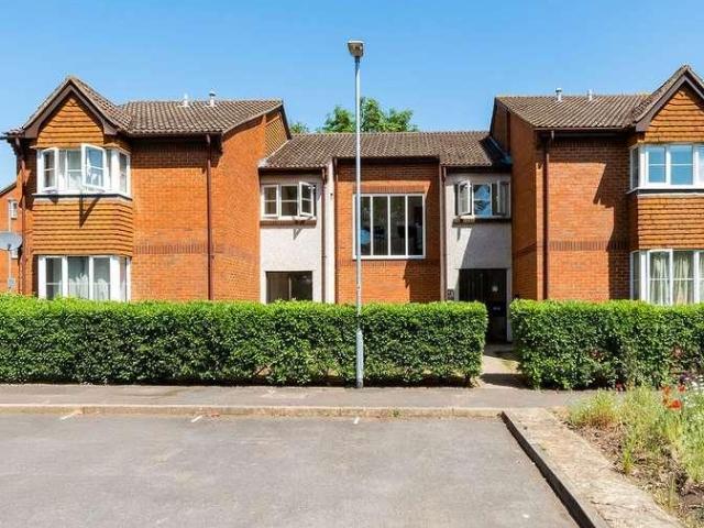 Flat for sale in Yiewsley, Greater London
