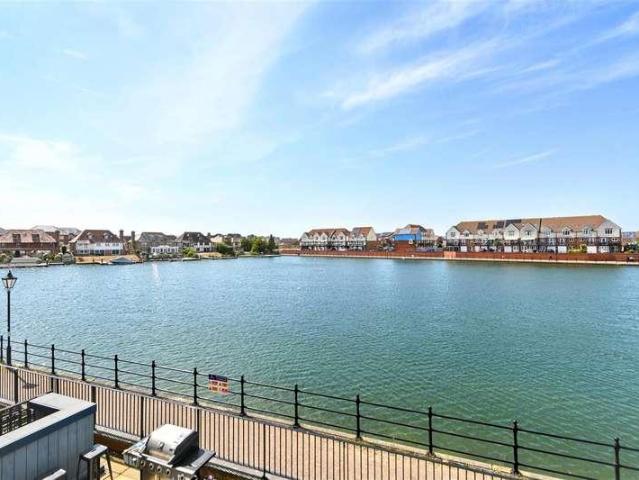 Flat for sale in Crumbles, Eastbourne