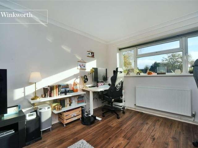 Flat for sale in Carshalton Beeches, Greater London