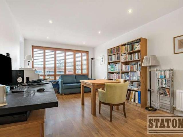 Flat for sale in Cockfosters, Greater London