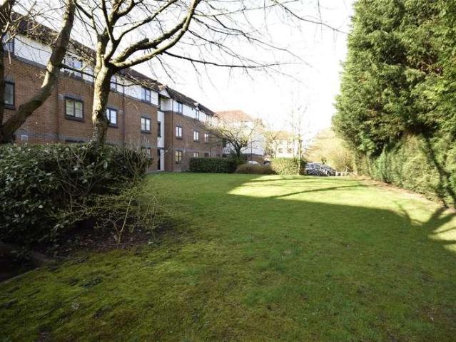 Flat for sale in Red Hill, Surrey