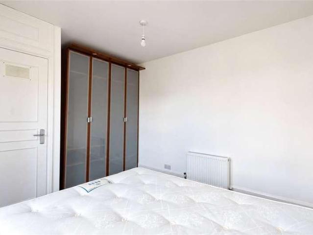 Flat for sale in London Borough of Southwark, Greater London