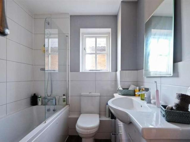 Flat for sale in The Bridge, Kent
