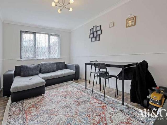 Flat for sale in Grays, Essex