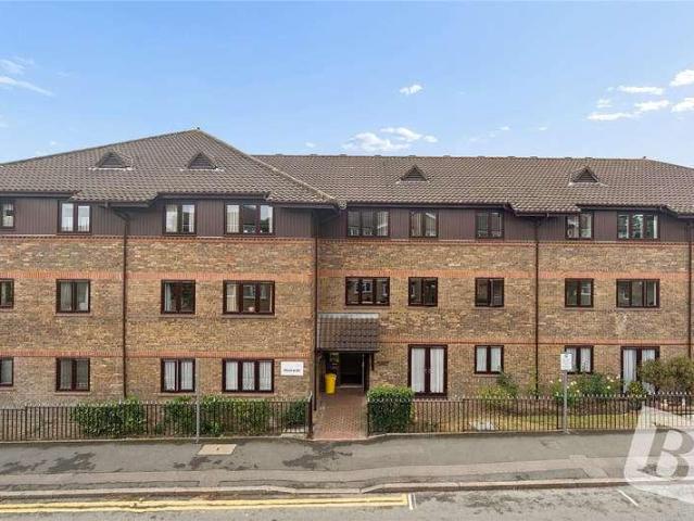 Flat for sale in Upminster, Greater London