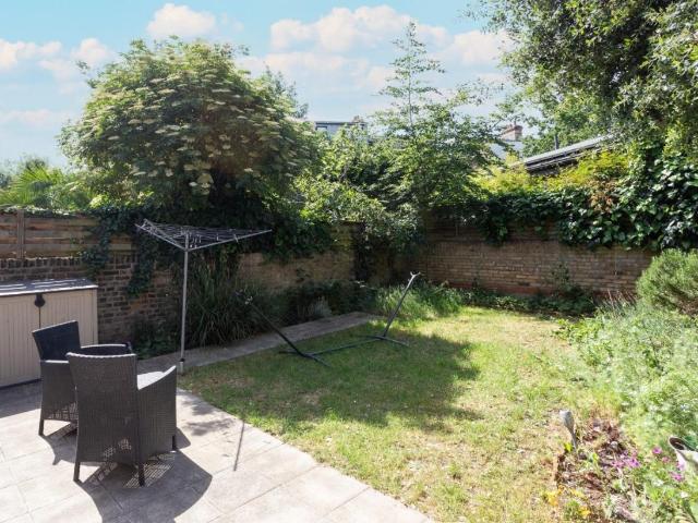 Flat for sale in Brownswood Park, Stoke Newington