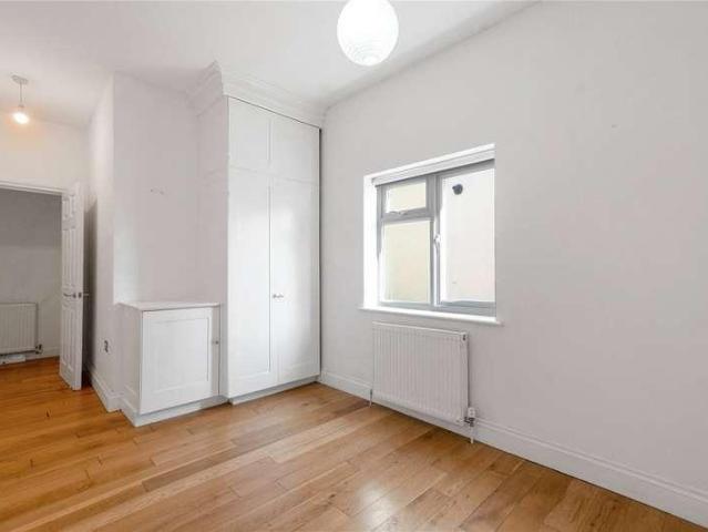 Flat for sale in East Dulwich, Greater London