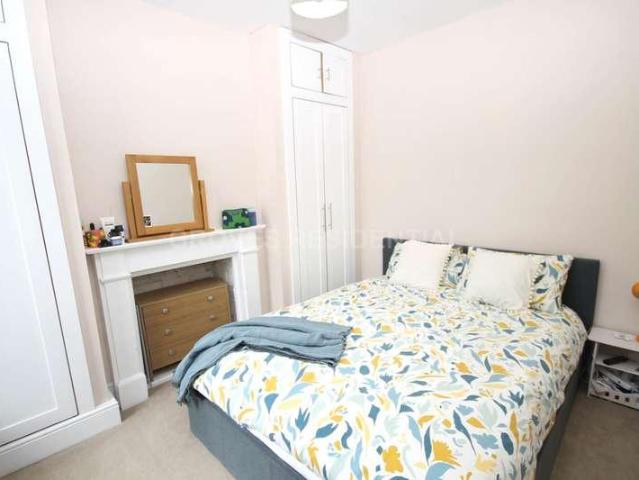 Flat for sale in New Malden, Greater London