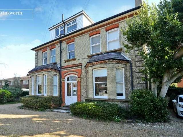 Flat for sale in Carshalton Beeches, Greater London