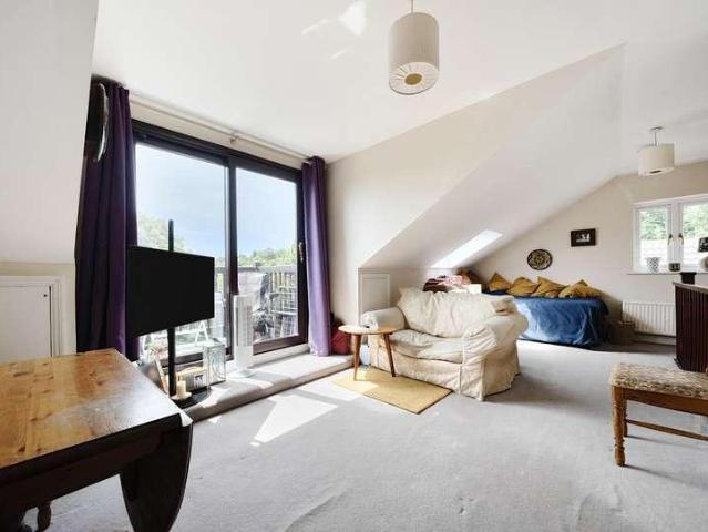 Flat for sale in Red Hill, Surrey
