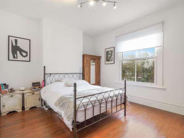 Flat for sale in Harlesden, Greater London