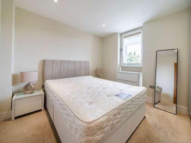 Flat for sale in Stockwell, Greater London