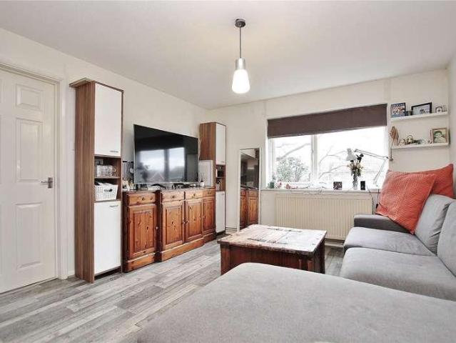 Flat for sale in Heol-las, Surrey