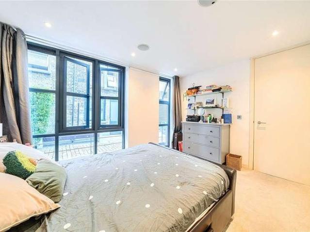 Flat for sale in Clapham Junction, Greater London